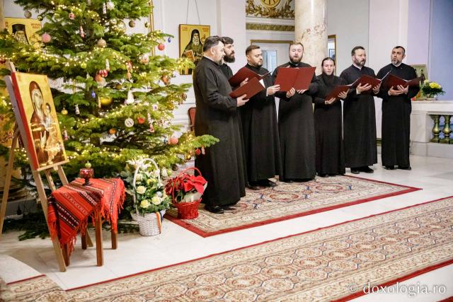 (Foto) Corul Visarion Puiu - Episcopia de Bălți – Colindători la Reședința Mitropolitană 2022