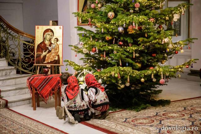 (Foto) Fam. pr. Istrate Mihail - Stănești – Colindători la Reședința Mitropolitană 2022