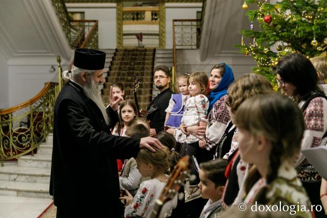 (Foto) Familiile diaconilor Catedralei Mitropolitane din Iași – Colindători la Reședința Mitropolitană 2022