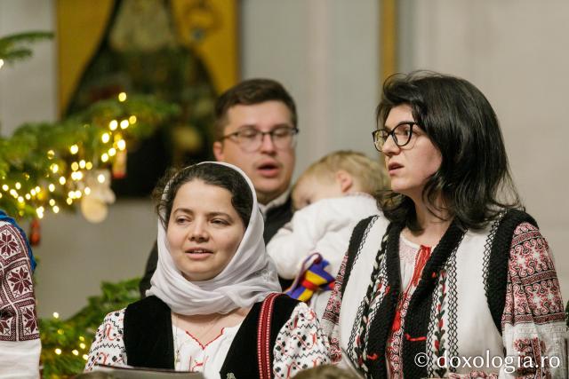(Foto) Familiile diaconilor Catedralei Mitropolitane din Iași – Colindători la Reședința Mitropolitană 2022