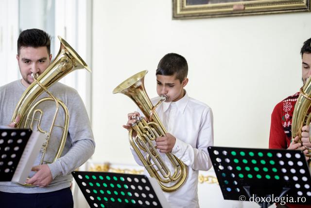 (Foto) Fanfara Perieni – Colindători la Reședința Mitropolitană 2022