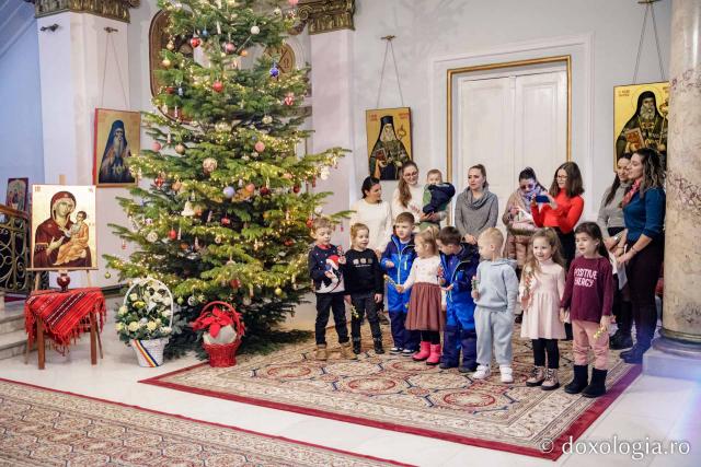 (Foto) Grădinița nr. 14 Iași – Colindători la Reședința Mitropolitană 2022