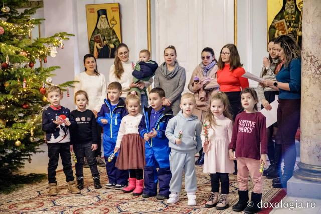 (Foto) Grădinița nr. 14 Iași – Colindători la Reședința Mitropolitană 2022