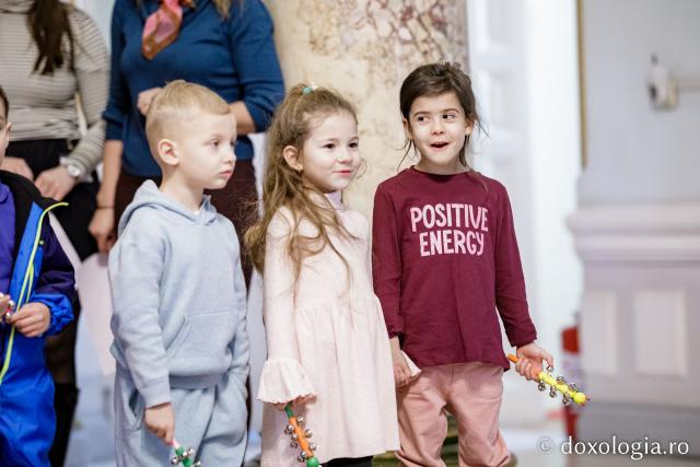 (Foto) Grădinița nr. 14 Iași – Colindători la Reședința Mitropolitană 2022