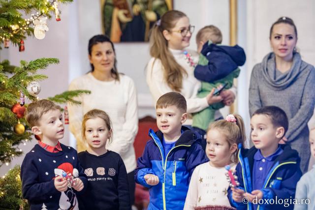 (Foto) Grădinița nr. 14 Iași – Colindători la Reședința Mitropolitană 2022