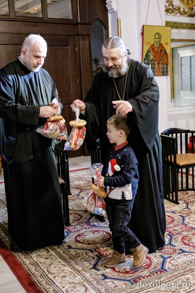 (Foto) Grădinița nr. 14 Iași – Colindători la Reședința Mitropolitană 2022