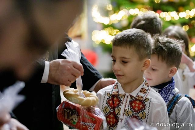 (Foto) Grădinița Sfântul Sava Iași – Colindători la Reședința Mitropolitană 2022
