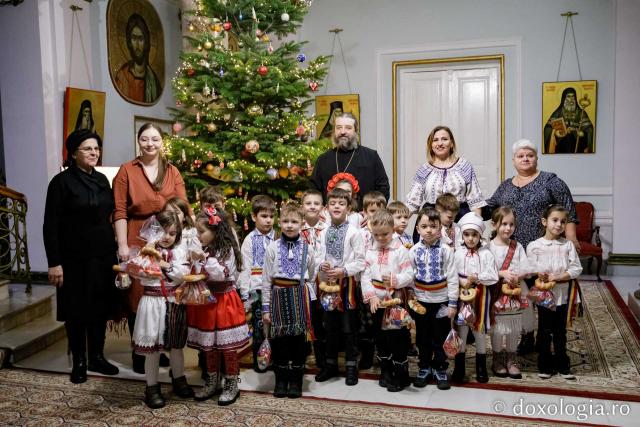 (Foto) Grădinița Sfântul Sava Iași – Colindători la Reședința Mitropolitană 2022
