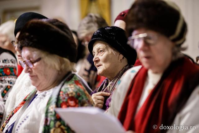 (Foto) Centrul de bătrâni din cadrul Fundației Solidaritate și Speranță Iași și Centrul de bătrâni din cadrul Parohiei Binecredinciosul Voievod Ștefan cel Mare și Sfânt din Iași - Colindători la Reședința Mitropolitană 2022