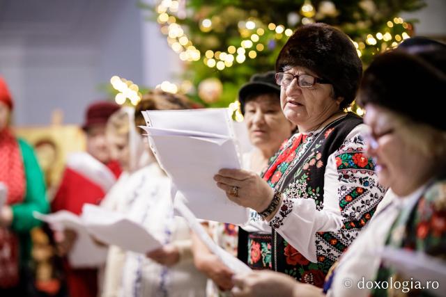 (Foto) Centrul de bătrâni din cadrul Fundației Solidaritate și Speranță Iași și Centrul de bătrâni din cadrul Parohiei Binecredinciosul Voievod Ștefan cel Mare și Sfânt din Iași - Colindători la Reședința Mitropolitană 2022