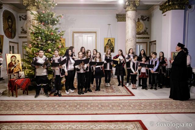 (Foto) Parohia Orzeni – Colindători la Reședința Mitropolitană 2022   