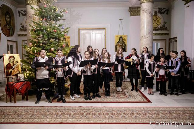(Foto) Parohia Orzeni – Colindători la Reședința Mitropolitană 2022   