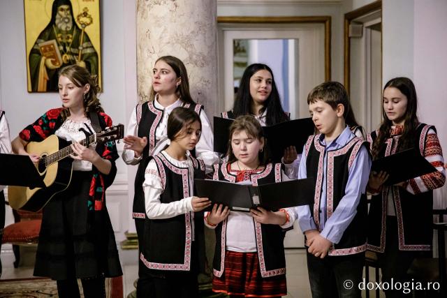 (Foto) Parohia Orzeni – Colindători la Reședința Mitropolitană 2022   