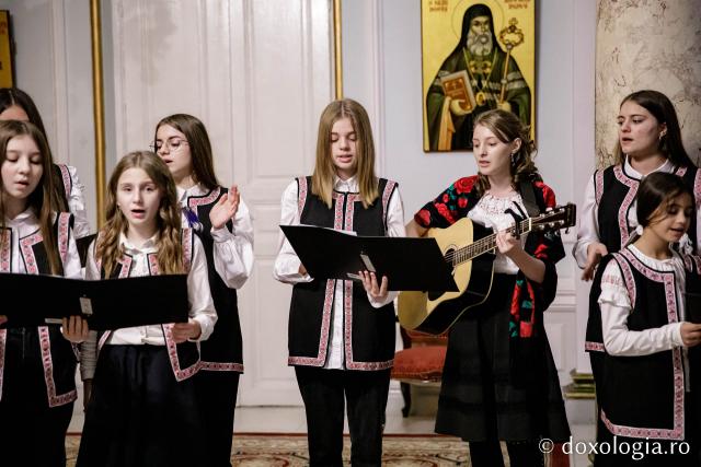 (Foto) Parohia Orzeni – Colindători la Reședința Mitropolitană 2022   