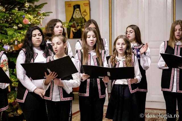 (Foto) Parohia Orzeni – Colindători la Reședința Mitropolitană 2022   