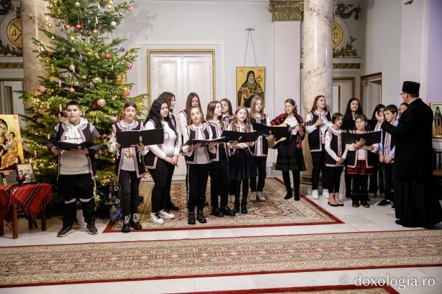 (Foto) Parohia Orzeni – Colindători la Reședința Mitropolitană 2022   