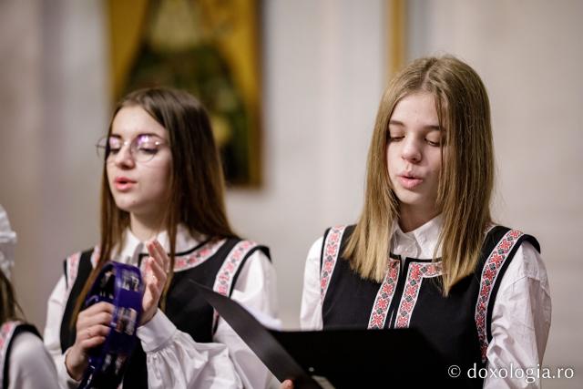 (Foto) Parohia Orzeni – Colindători la Reședința Mitropolitană 2022   