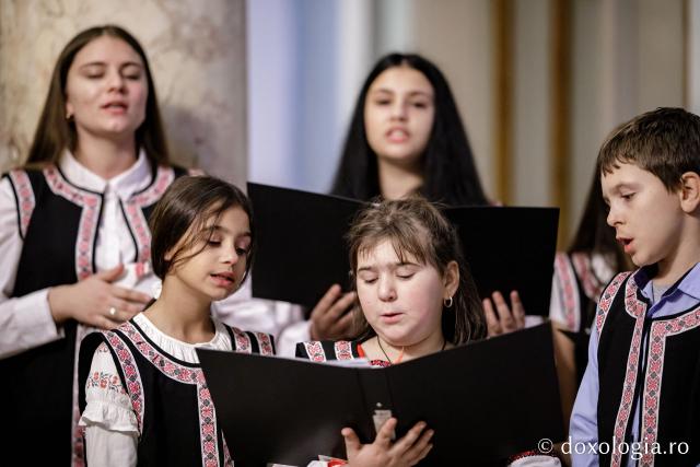 (Foto) Parohia Orzeni – Colindători la Reședința Mitropolitană 2022   