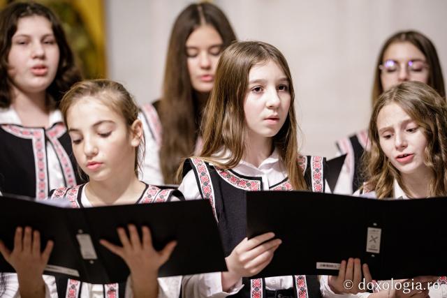 (Foto) Parohia Orzeni – Colindători la Reședința Mitropolitană 2022   
