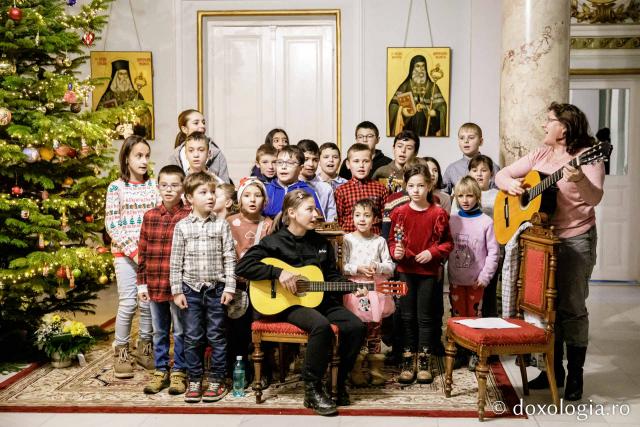 (Foto) Grupul de copii de la Centrul „Gustul Copilăriei” din Tomești – Colindători la Reședința Mitropolitană 2022