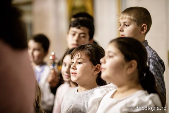 (Foto) Grupul de copii de la Centrul „Gustul Copilăriei” din Tomești – Colindători la Reședința Mitropolitană 2022