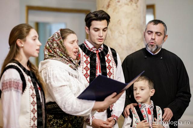 (Foto) Grup Dondușăni Basarabia – Colindători la Reședința Mitropolitană 2022