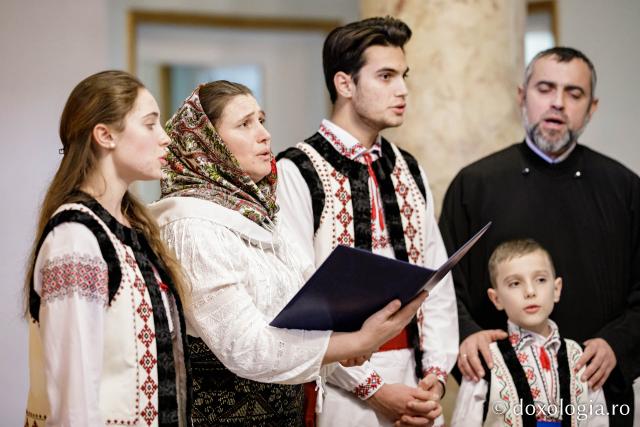 (Foto) Grup Dondușăni Basarabia – Colindători la Reședința Mitropolitană 2022