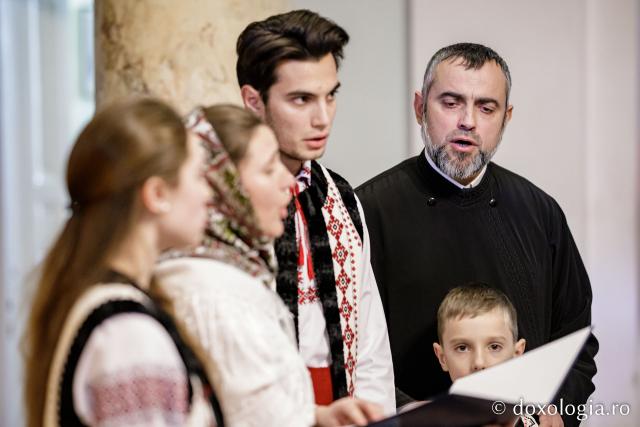 (Foto) Grup Dondușăni Basarabia – Colindători la Reședința Mitropolitană 2022
