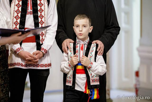 (Foto) Grup Dondușăni Basarabia – Colindători la Reședința Mitropolitană 2022