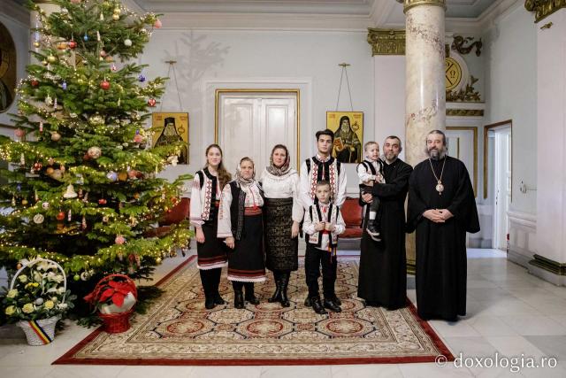 (Foto) Grup Dondușăni Basarabia – Colindători la Reședința Mitropolitană 2022