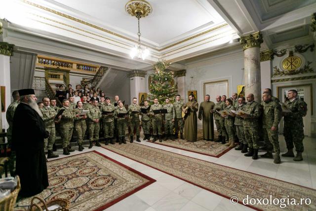 (Foto) Batalionul 151 Infanterie „Războieni”, Batalionului 634 Infanterie „Petrodava” și Batalionul 335 Artilerie „Alexandru cel Bun” – Colindători la Reședința Mitropolitană 2022