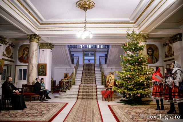 (Foto) Grupul „Pe aripi de Colind” – Colindători la Reședința Mitropolitană 2022