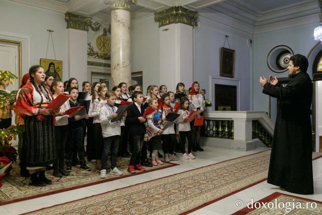 (Foto) Parohia Buhăieni – Colindători la Reședința Mitropolitană 2022