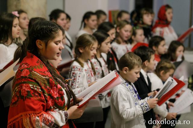 (Foto) Parohia Buhăieni – Colindători la Reședința Mitropolitană 2022