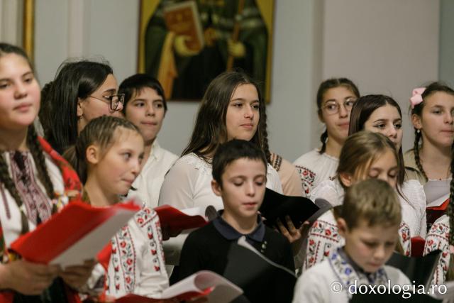 (Foto) Parohia Buhăieni – Colindători la Reședința Mitropolitană 2022