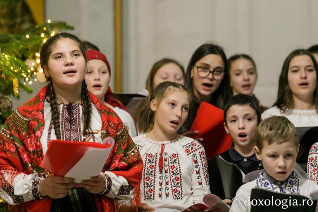 (Foto) Parohia Buhăieni – Colindători la Reședința Mitropolitană 2022