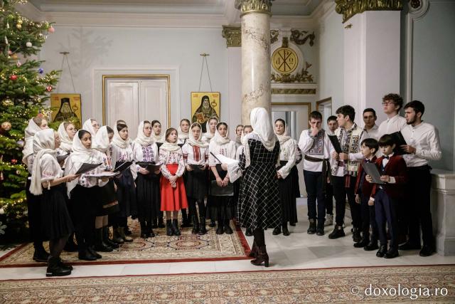 (Foto) Parohia Ceplenița – Colindători la Reședința Mitropolitană 2022
