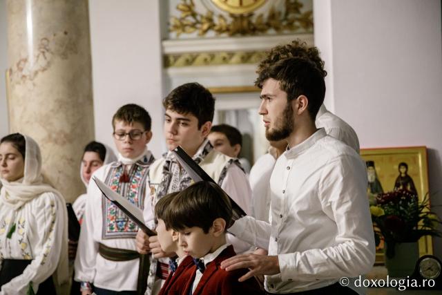 (Foto) Parohia Ceplenița – Colindători la Reședința Mitropolitană 2022