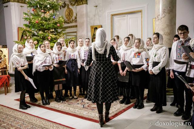 (Foto) Parohia Ceplenița – Colindători la Reședința Mitropolitană 2022