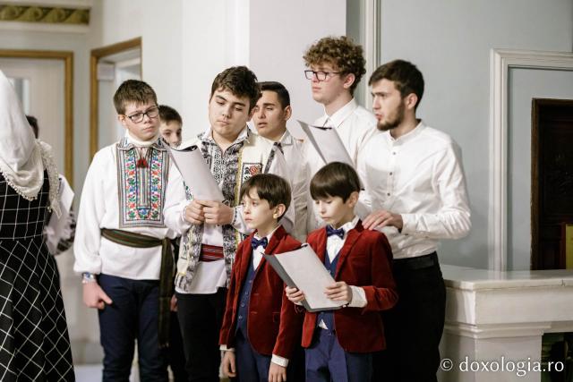 (Foto) Parohia Ceplenița – Colindători la Reședința Mitropolitană 2022