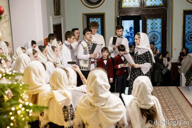 (Foto) Parohia Ceplenița – Colindători la Reședința Mitropolitană 2022