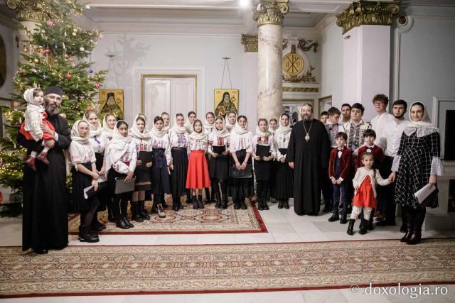 (Foto) Parohia Ceplenița – Colindători la Reședința Mitropolitană 2022