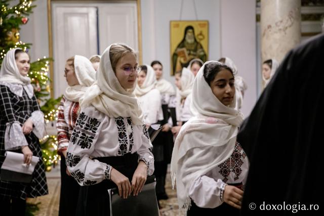 (Foto) Parohia Ceplenița – Colindători la Reședința Mitropolitană 2022