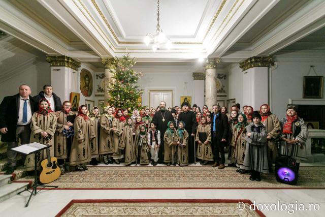 (Foto) Parohia Cristești-Pașcani – Colindători la Reședința Mitropolitană 2022