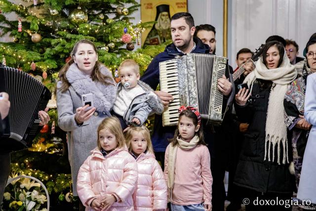 (Foto) Parohia Curelari – Colindători la Reședința Mitropolitană 2022