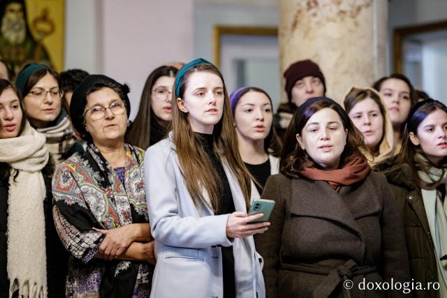 (Foto) Parohia Curelari – Colindători la Reședința Mitropolitană 2022