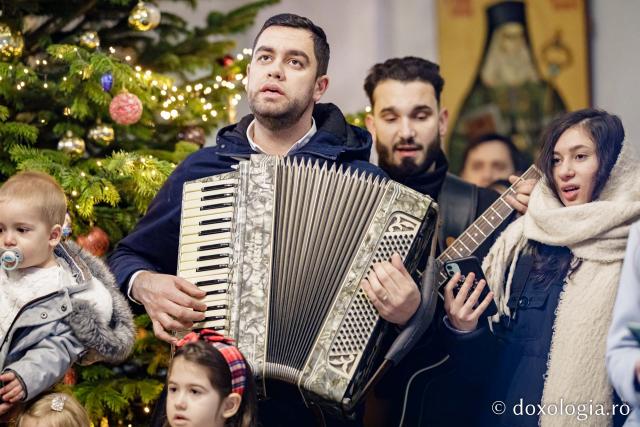 (Foto) Parohia Curelari – Colindători la Reședința Mitropolitană 2022