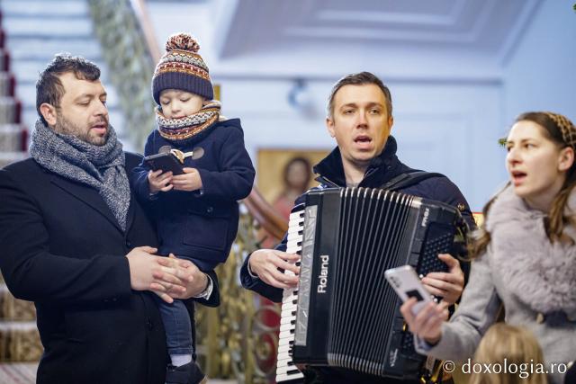 (Foto) Parohia Curelari – Colindători la Reședința Mitropolitană 2022