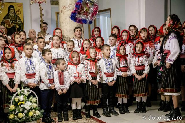 (Foto) Parohia Feredeni – Colindători la Reședința Mitropolitană 2022