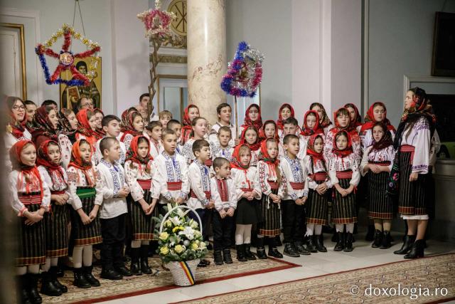(Foto) Parohia Feredeni – Colindători la Reședința Mitropolitană 2022